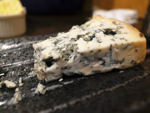ブルーチーズ 青カビチーズ の食べ方は 種類や栄養も紹介 フランス散歩