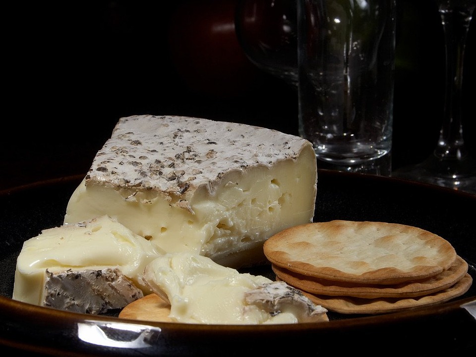 ブリーチーズの美味しい食べ方や魅力紹介 カマンベールとの違いは フランス散歩