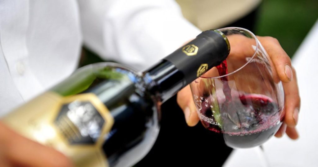 insolite-fontaine-vin-gratuite-italie-abruzzes